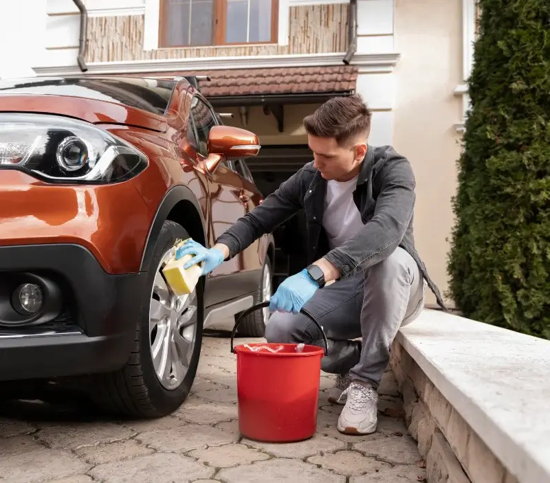 Lavage auto à domicile Helleville : professionnel intervenant sur un véhicule